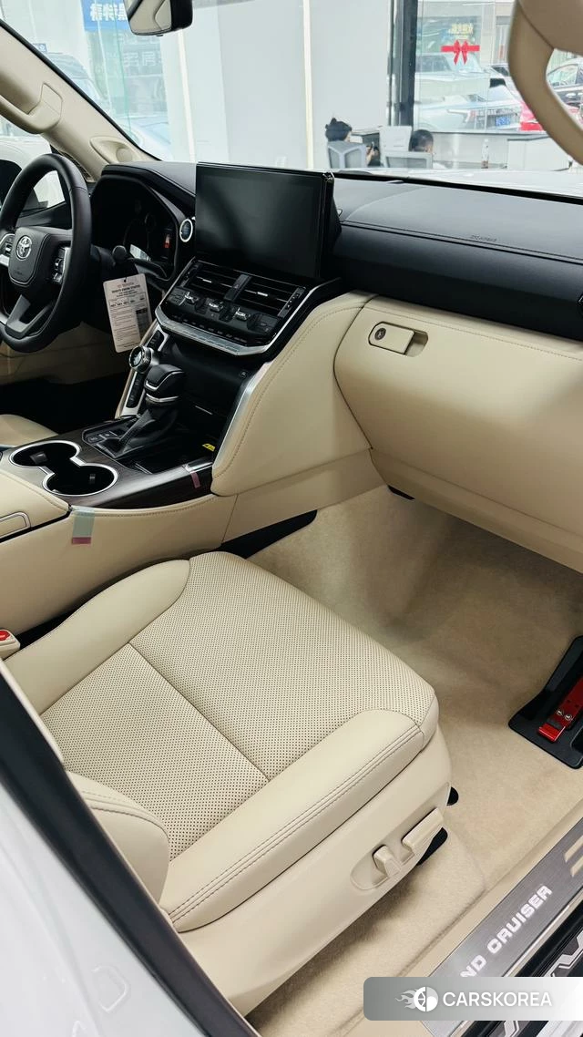 Toyota Land Cruiser (imported) 2024 Белый из Китая, фото 4