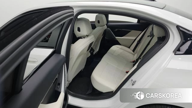 BMW 5 Series (G60) 2025 Белый из Кореи, фото 4