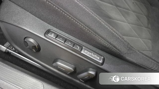 Volkswagen Golf 8th Generation 2022 Белый из Кореи, фото 4