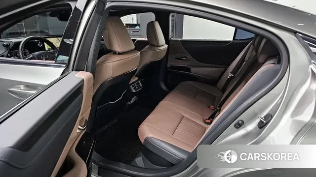 Lexus ES300h 7th generation 2023 Серебристо-серый из Кореи, фото 4