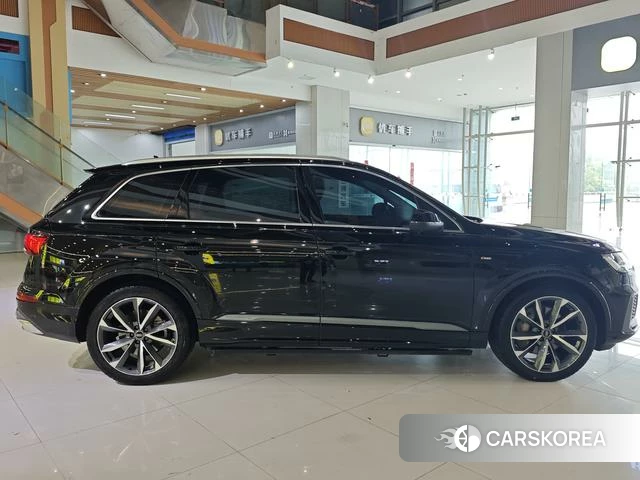 Audi Q7 2023 Черный из Китая, фото 4