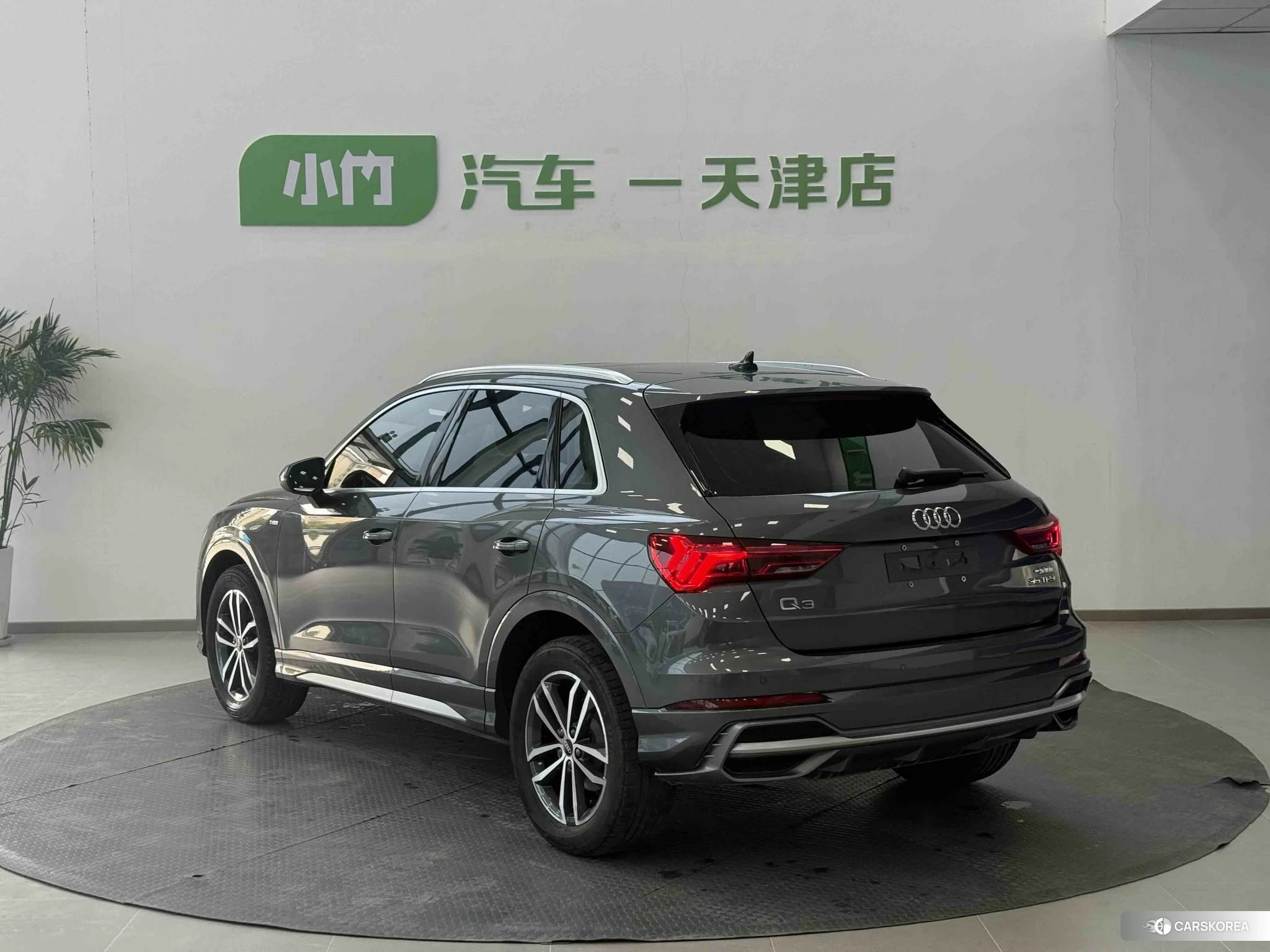 Audi Q3 2021 Темно-серый из Китая, фото 4