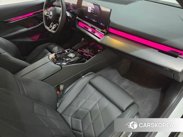 BMW 5 Series (G60) 2025 Белый из Кореи, фото 4