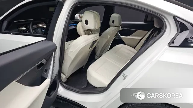 BMW 5 Series (G60) 2025 Белый из Кореи, фото 4