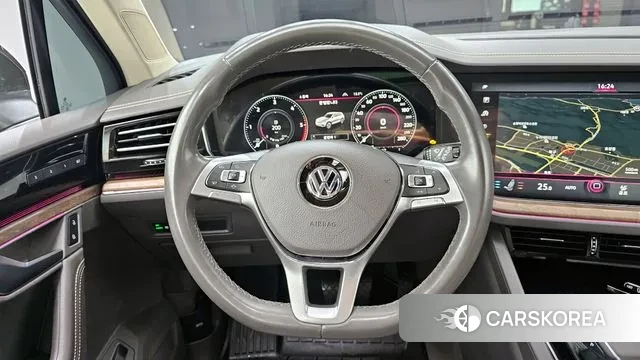 Volkswagen Touareg 3rd generation 2020 Коричневый из Кореи, фото 4