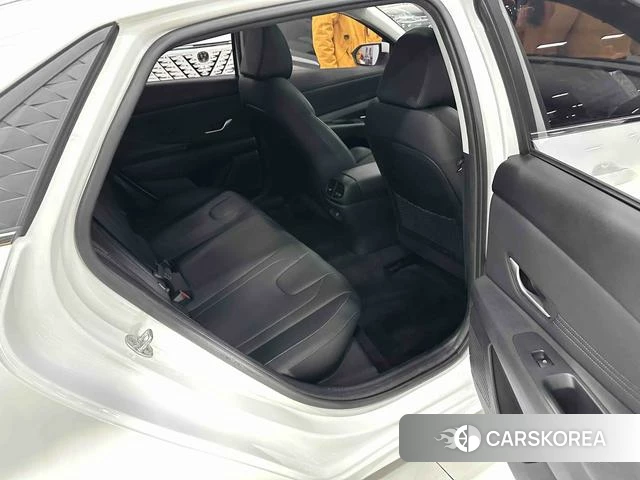 Hyundai Elantra 2023 Белый из Китая, фото 4