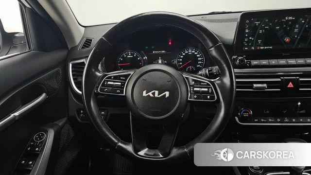 Kia Seltos 2022 Белый из Кореи, фото 4
