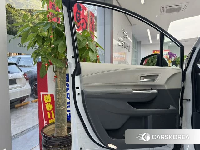 Toyota Saina 2023 Белый из Китая, фото 4