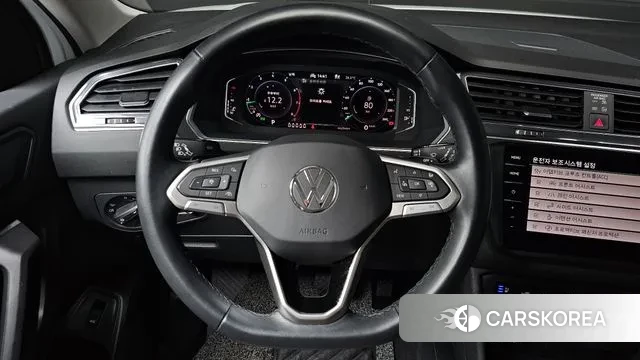 Volkswagen Tiguan Allspace 2023 Белый из Кореи, фото 4