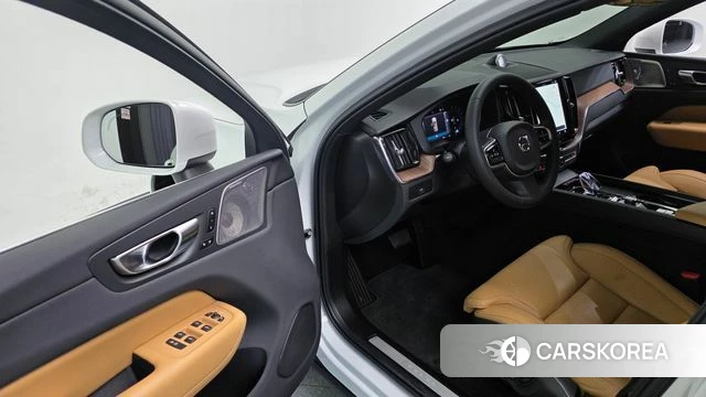 Volvo XC60 second Generation 2023 Белый из Кореи, фото 4