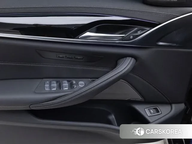 BMW 5 Series (G30) 2022 Черный из Кореи, фото 4