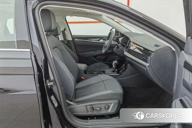 Volkswagen Passat 2025 Черный из Китая, фото 4