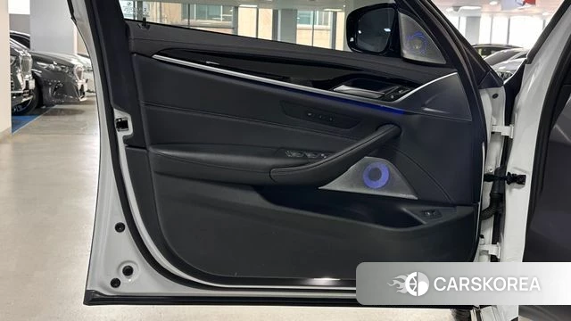 BMW 5 Series (G30) 2021 Белый из Кореи, фото 4