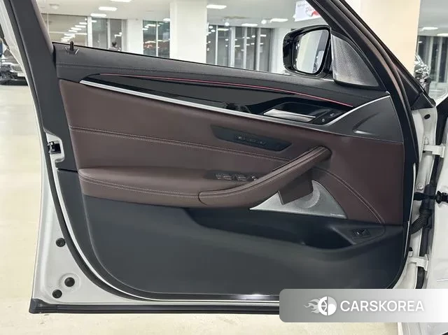 BMW 5 Series (G30) 2021 Белый из Кореи, фото 4