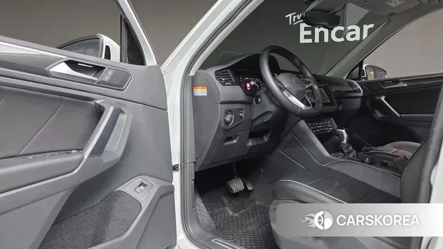 Volkswagen Tiguan second Generation 2022 Белый из Кореи, фото 4