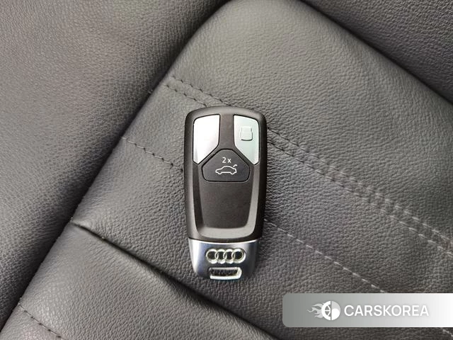 Audi Q5L 2021 Черный из Китая, фото 4