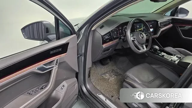 Volkswagen Touareg 3rd generation 2020 Серый из Кореи, фото 4