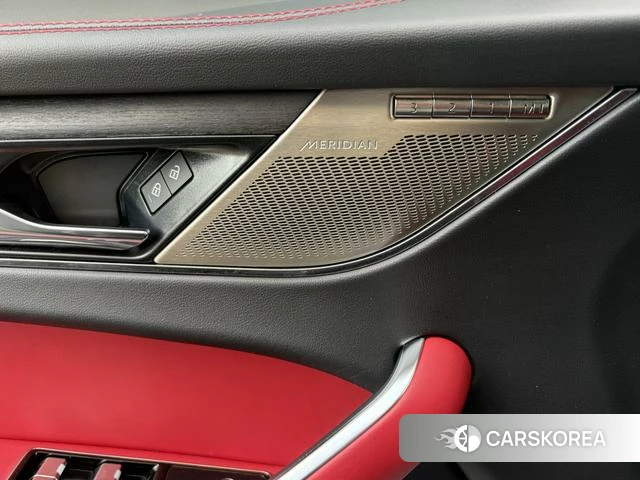 Jaguar F-PACE 2023 Серебристо-серый из Китая, фото 4