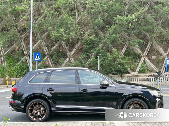 Audi Q7 2021 Черный из Китая, фото 4