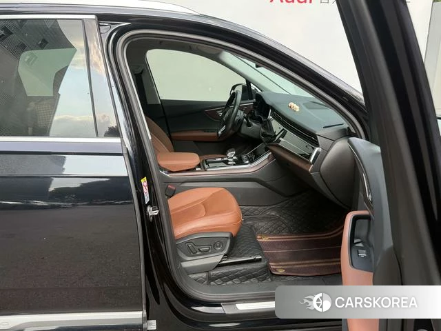 Audi Q7 2021 Черный из Китая, фото 4