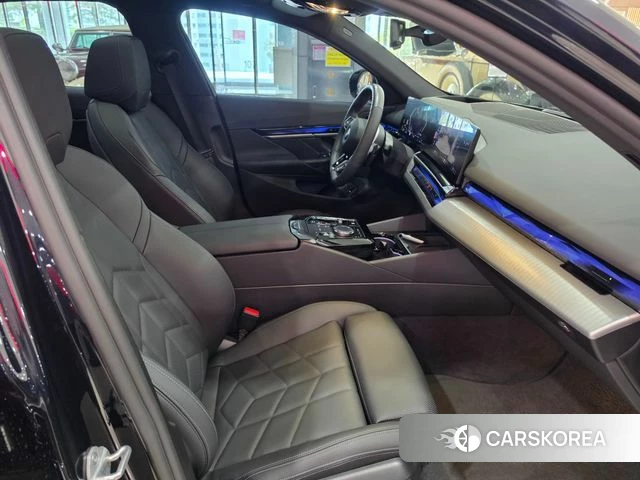 BMW 5 Series (G60) 2025 Черный из Кореи, фото 4