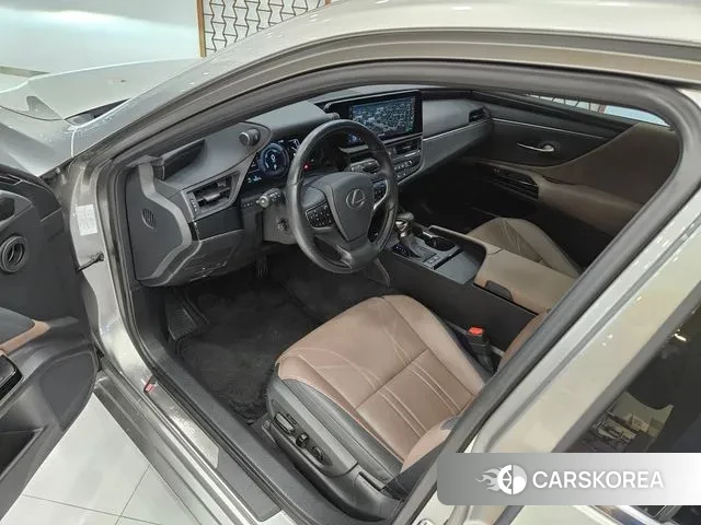 Lexus ES300h 7th generation 2023 Серебристо-серый из Кореи, фото 4