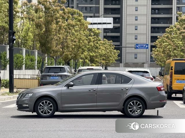 Skoda Octavia 2022 Темно-серый из Китая, фото 4