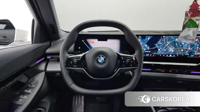 BMW 5 Series (G60) 2023 Белый из Кореи, фото 4