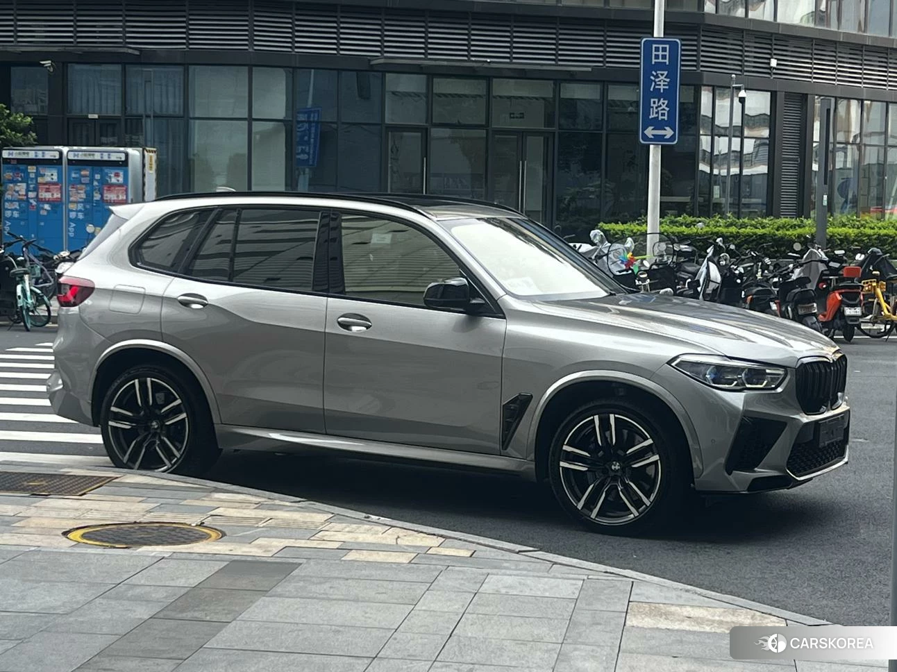 BMW X5 M 2021 Серебристо-серый из Китая, фото 4