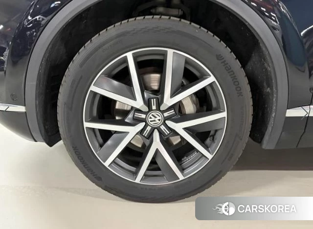 Volkswagen Touareg 3rd generation 2020 Черный из Кореи, фото 4