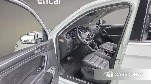 Volkswagen Tiguan second Generation 2022 Белый из Кореи, фото 4