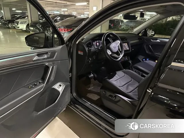 Volkswagen Tiguan Allspace 2023 Черный из Кореи, фото 4