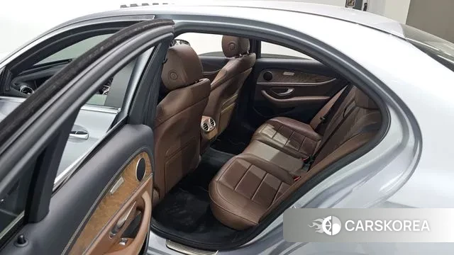 Mercedes-Benz E-Class W213 2021 Серебристо-серый из Кореи, фото 4