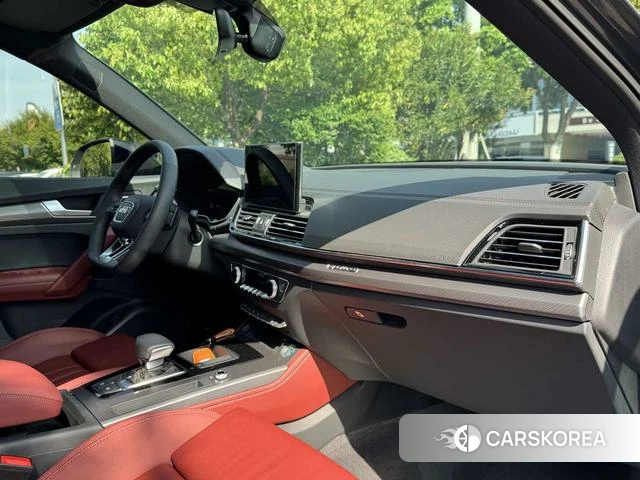Audi Q5L 2024 Темно-серый из Китая, фото 4