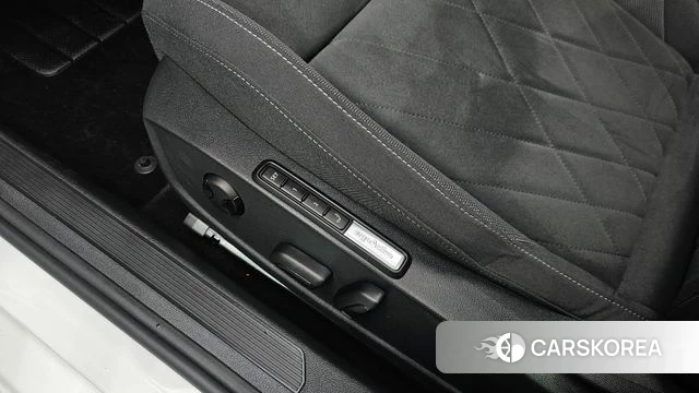 Volkswagen Golf 8th Generation 2022 Белый из Кореи, фото 4