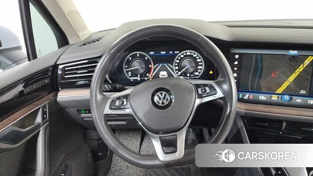 Volkswagen Touareg 3rd generation 2020 Серебряный из Кореи, фото 4