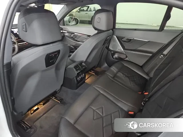 BMW 5 Series (G60) 2024 Белый из Кореи, фото 4