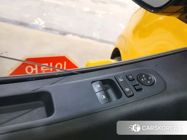 Hyundai Staria 2023 Желтый из Кореи, фото 4