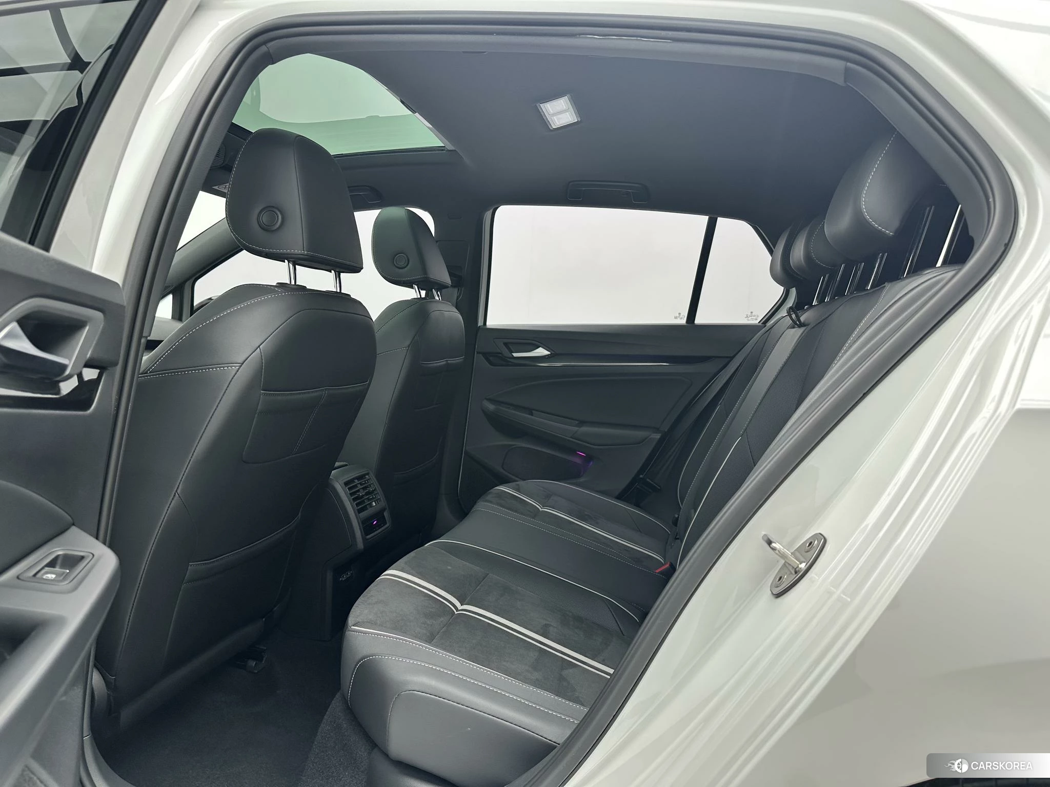 Volkswagen Golf 2022 Белый из Китая, фото 4