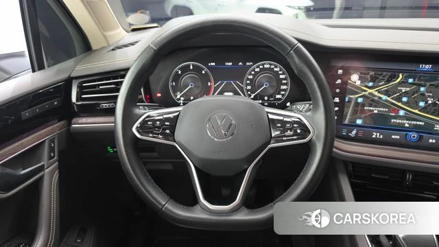 Volkswagen Touareg 3rd generation 2021 Белый из Кореи, фото 4