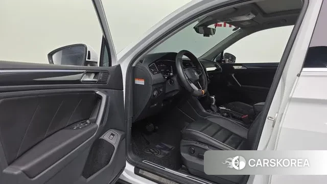 Volkswagen Tiguan second Generation 2023 Белый из Кореи, фото 4