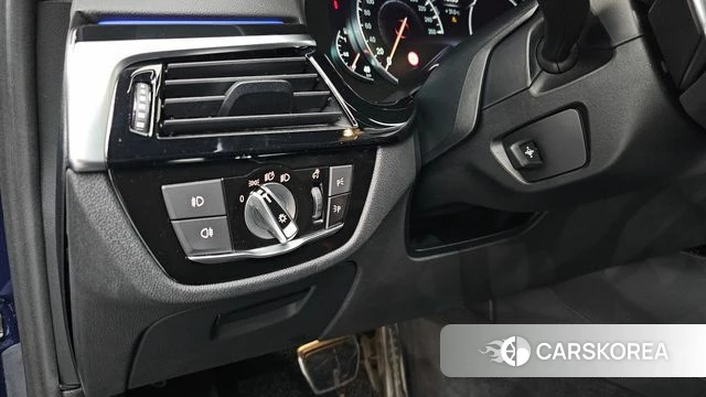 BMW 5 Series (G30) 2018 Синий из Кореи, фото 4