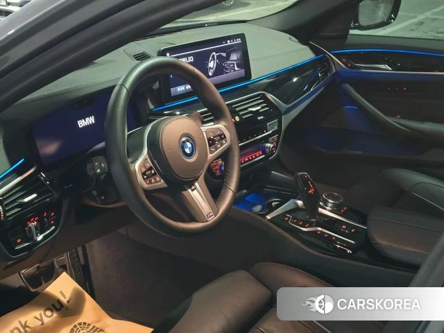 BMW 5 Series (G30) 2023 Светло-серебряный цвет из Кореи, фото 4