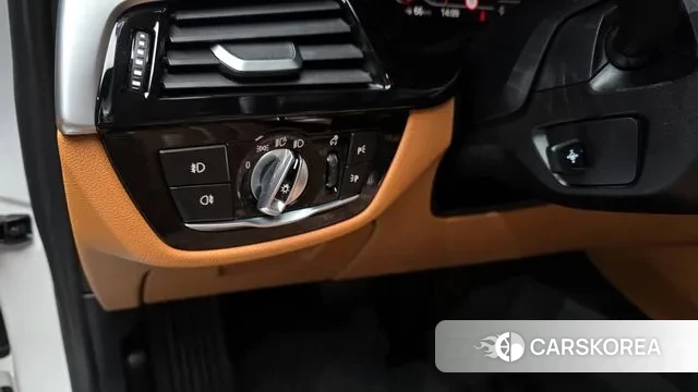 BMW 5 Series (G30) 2019 Белый из Кореи, фото 4