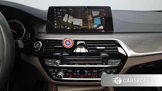 BMW 5 Series (G30) 2018 Серебристо-серый из Кореи, фото 4
