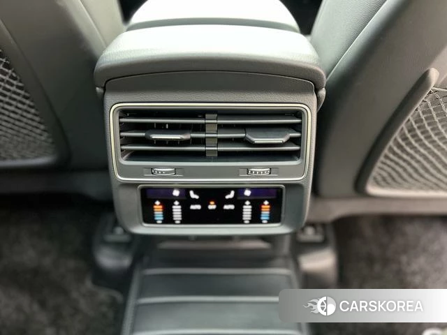 Audi Q7 2021 Черный из Китая, фото 4