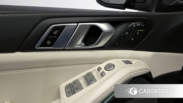 BMW X7 (G07) 2025 Черный из Кореи, фото 4
