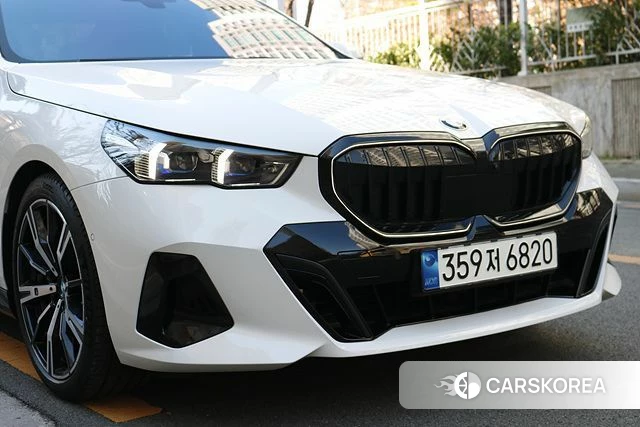 BMW 5 Series (G60) 2023 Белый из Кореи, фото 4