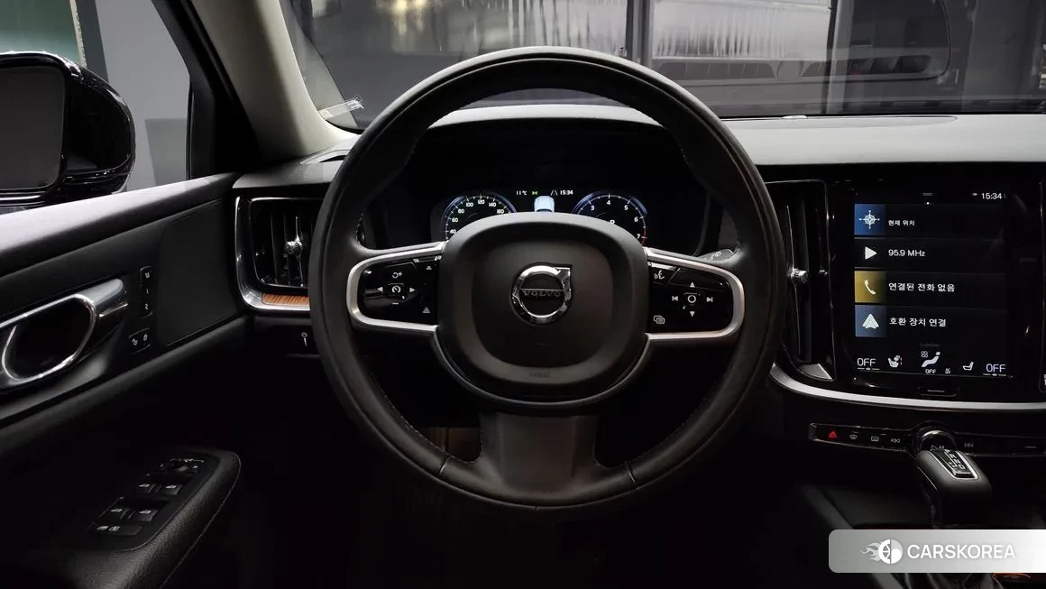 Volvo V60 Cross-Country 2nd Generation 2019 Черный из Кореи, фото 4