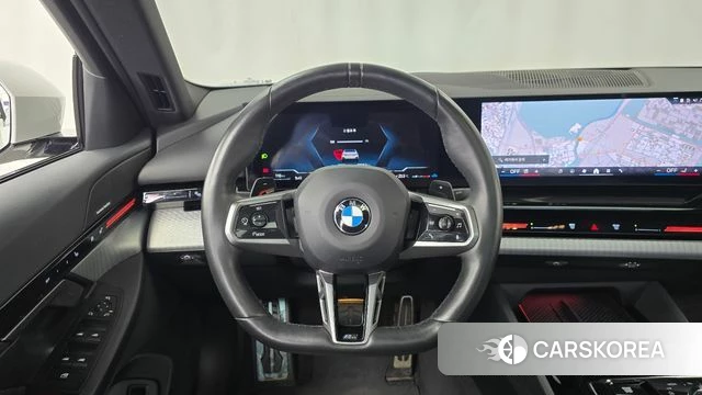 BMW 5 Series (G60) 2023 Белый из Кореи, фото 4